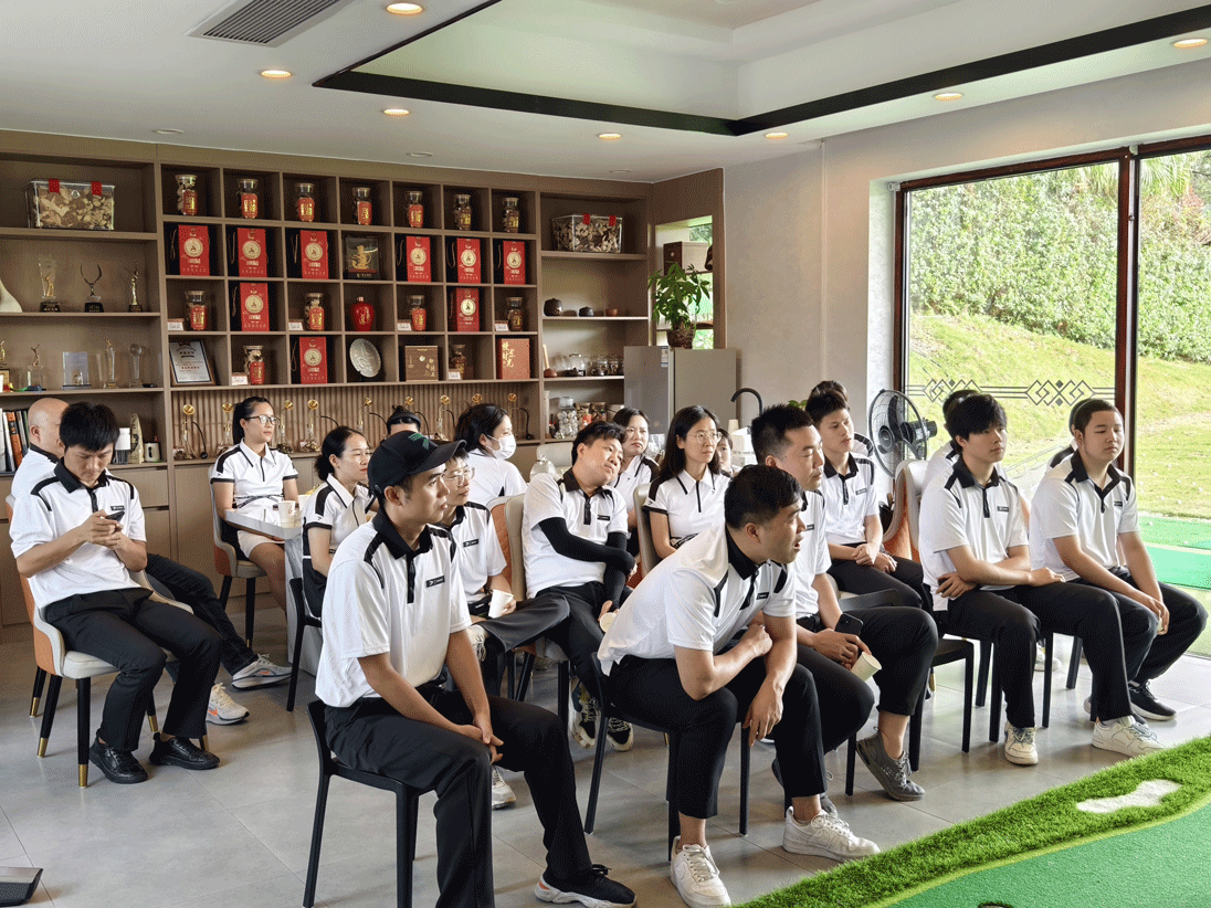 Students of Rise Sportswear are listening attentively to the lecturer's popularization of golf knowledge