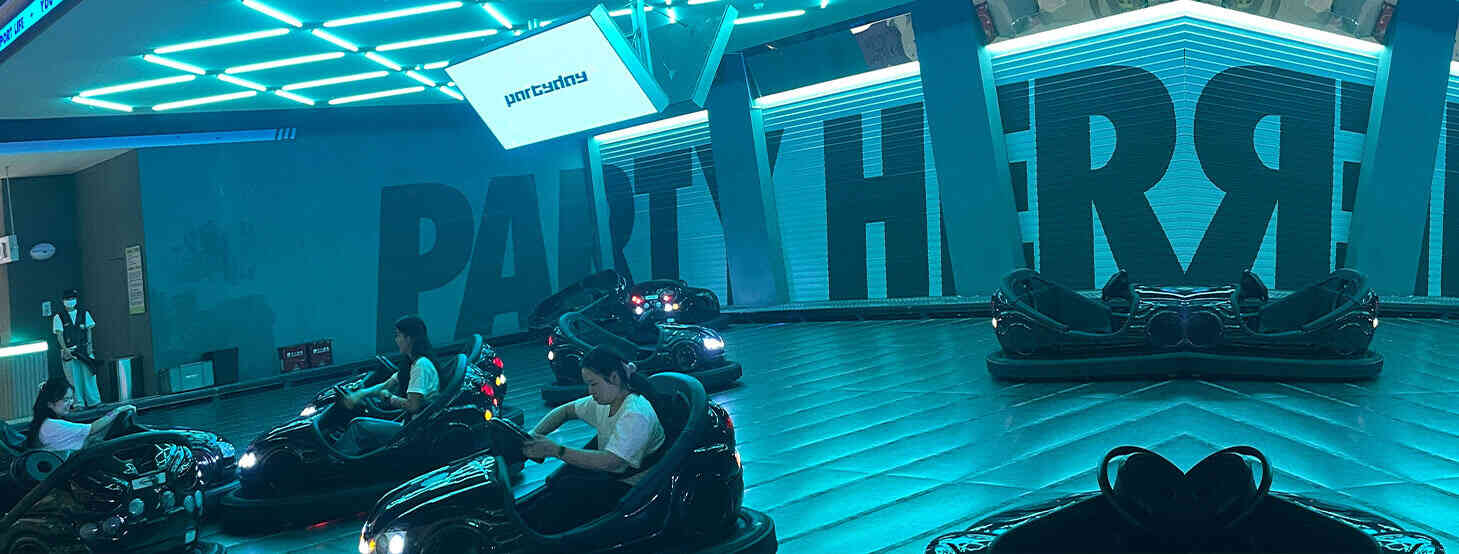 The three girls from the rise team gathered here to play bumper cars, happily playing in the white T-shirts specially made for them by rise.