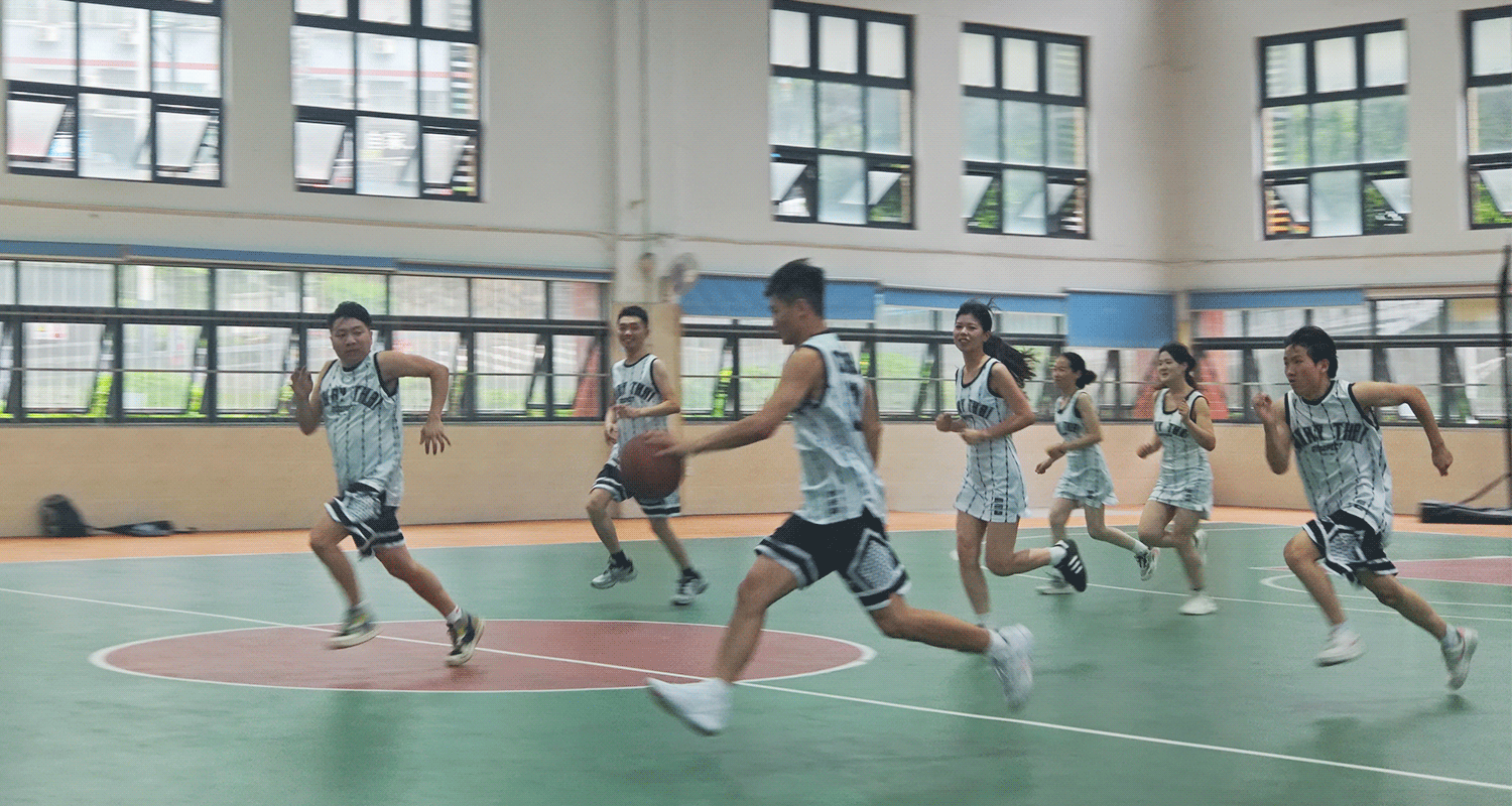 A player sprints while dribbling in the RISE basketball match, chased at high speed by seven others—both men and women.