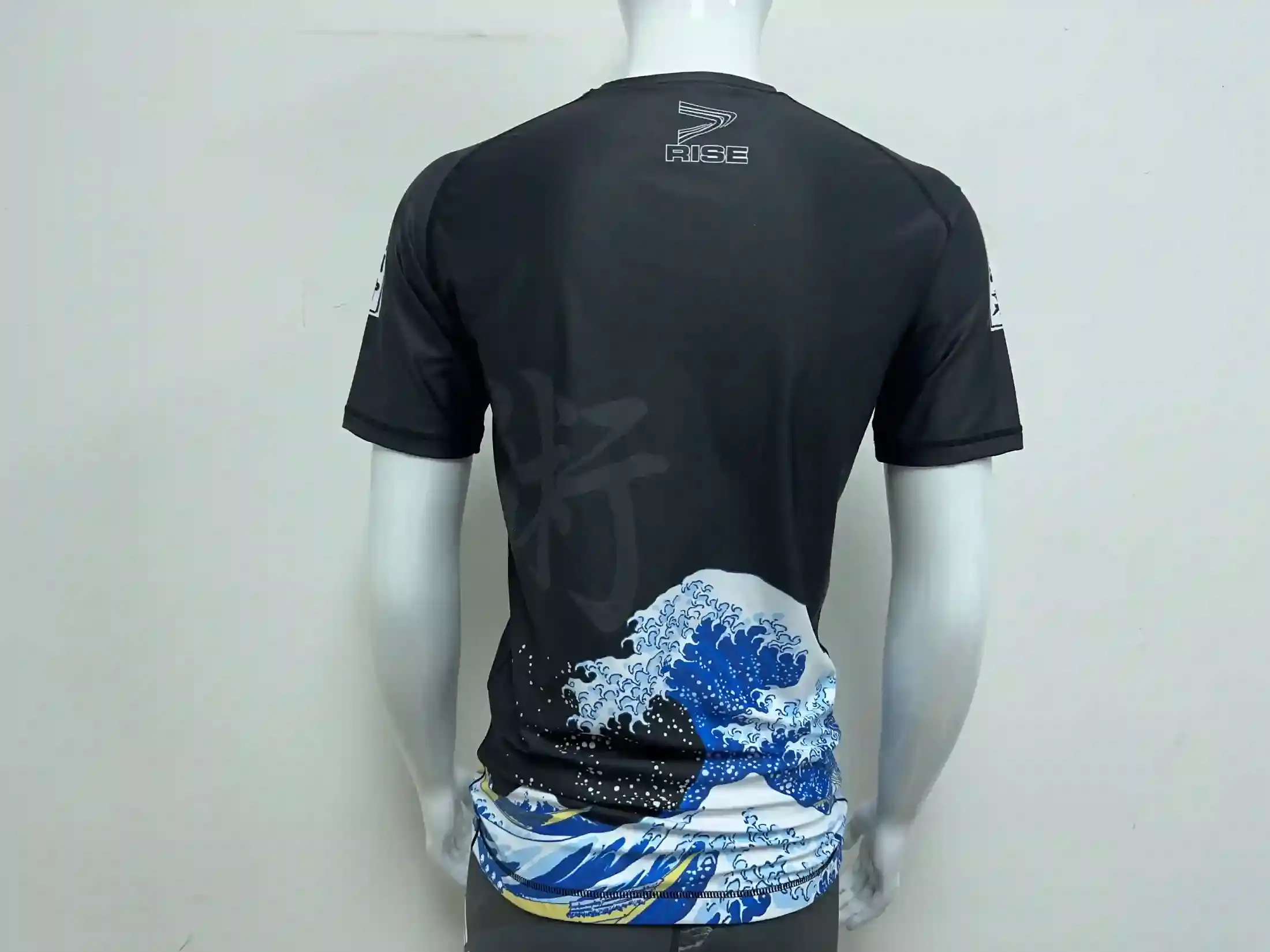 The back designs of kanagawa wave short sleeve rash guard