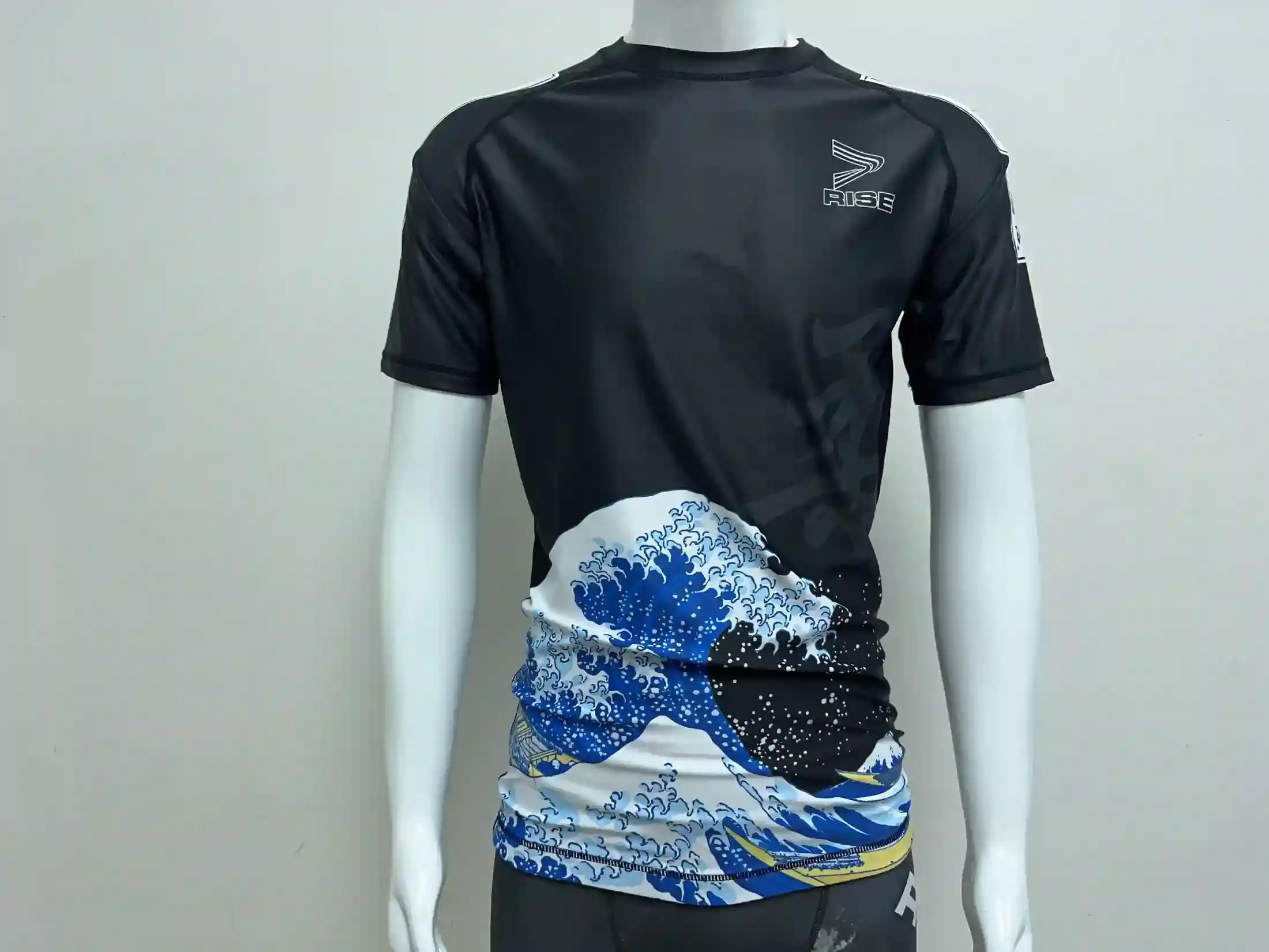 The front designs of kanagawa wave short sleeve rash guard