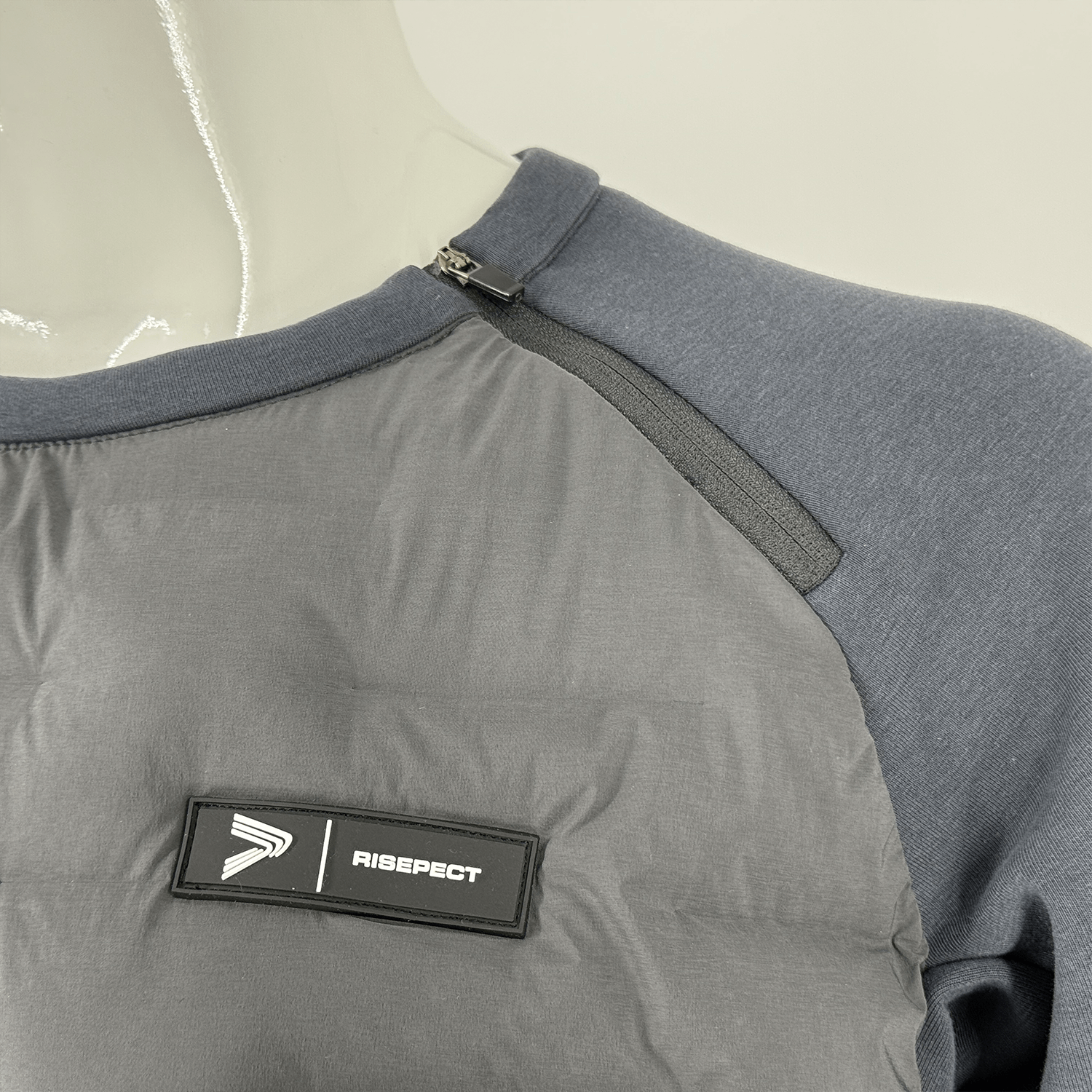 Collar Details of steel gray hoodless down jacket
