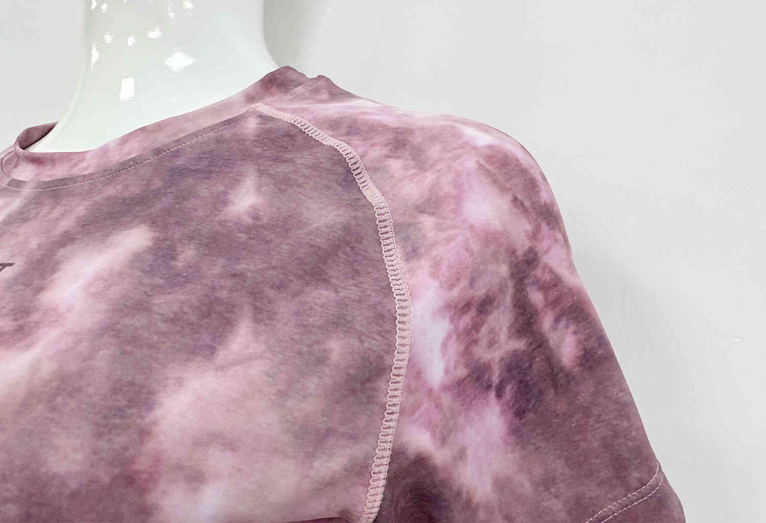 The raglan details of pink women's crop short sleeve top