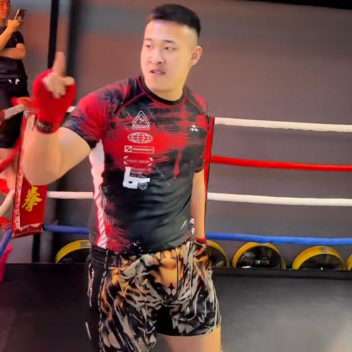 The design and craftsmanship are outstanding, and the shipping was fast. Communication throughout the process was amazing. Highly recommend! - Jeroen