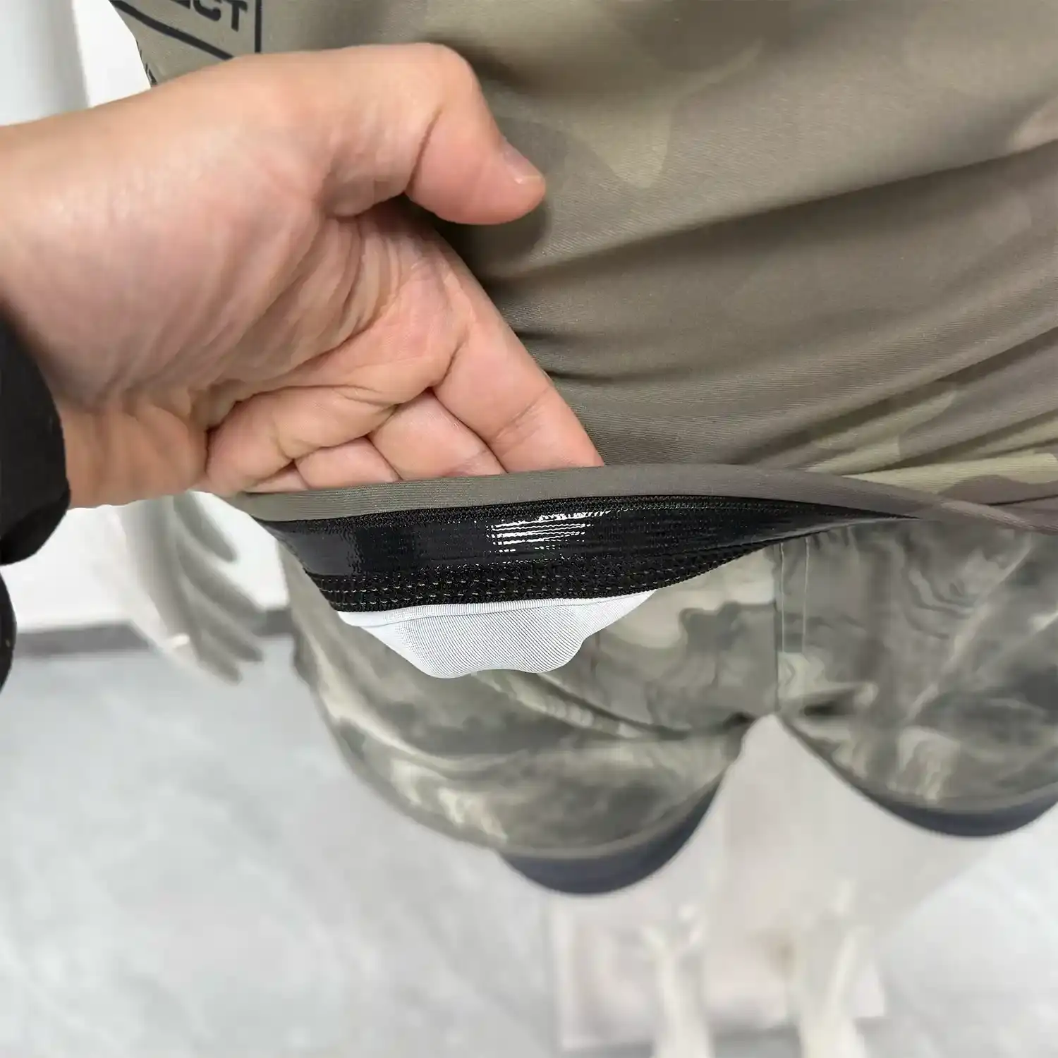 Women's camo bjj rash guard short sleeve hem inside silicone strip details